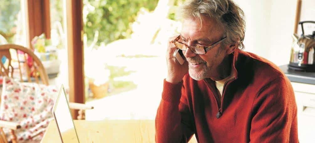 Mand taler i telefon