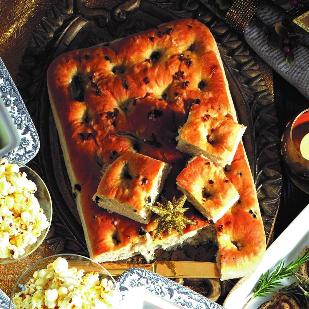 Foccacia brød med krydderurter og oliven