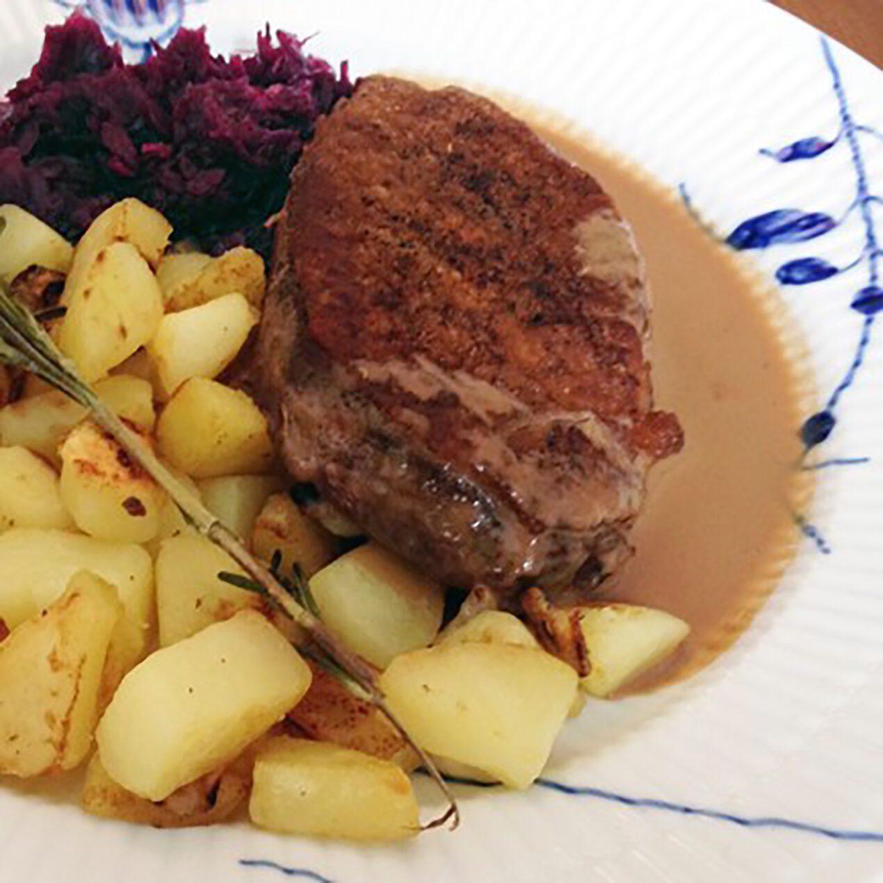 Andebryst med rosmarinkartofler og rødkål