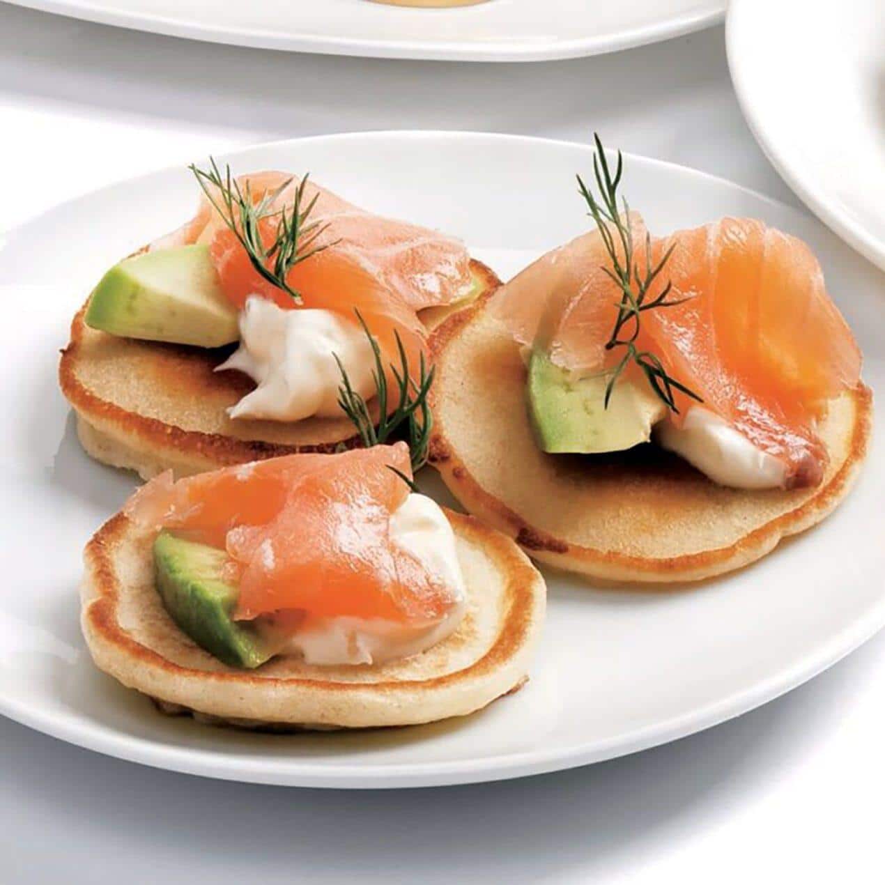 Blinis med laks og avocado