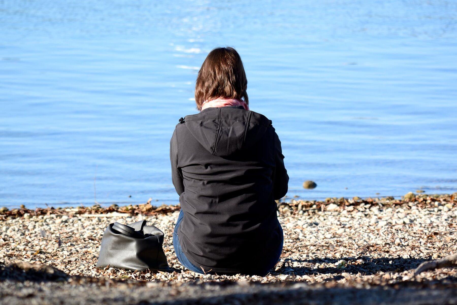 Kvinde ser ud over havet
